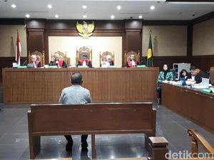 Saksi Sebut Bupati Rita Dapat Kantong Merah Usai Teken Izin Saksi Sebut Bupati Rita Dapat Kantong Merah Usai Teken Izin