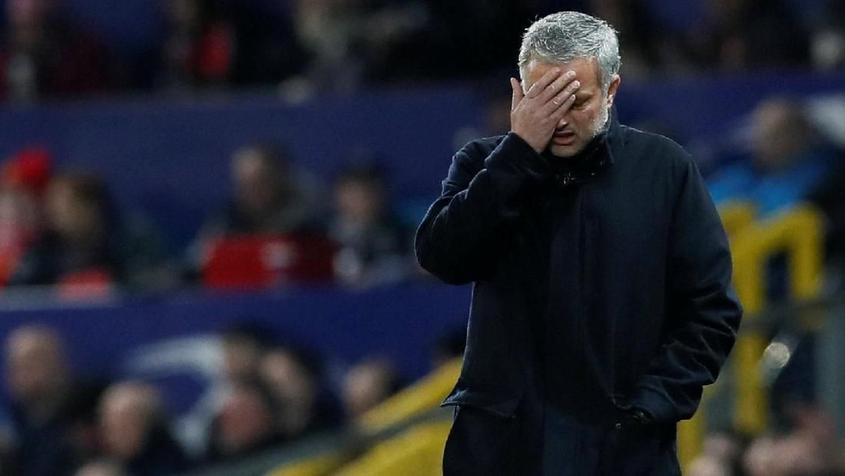 Ekspresi Jose Mourinho ketika Manchester United dikalahkan Sevilla 1-2 di Liga Champions (Foto: David Klein/Reuters)