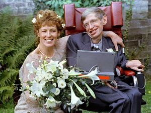 Potret Kisah Cinta Rumit Stephen Hawking