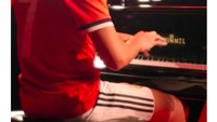 Ini penampilan terbaik Sanchez untuk MU. Pas main piano saat perkenalan. (Foto: istimewa)