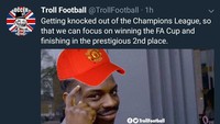 Bisa saja MU sengaja mengalah di Liga Champions demi juara Piala FA dan finis sebagai runner up Liga Inggris. Kalau kata Cak Lontong: Mikir dong! (Foto: Twitter @TrollFootball)