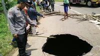 Penampakan Horor Lubang Besar Menganga di Tengah Jalan Wonosobo