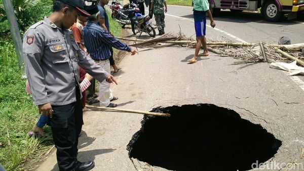 Penampakan Horor Lubang Besar Menganga di Tengah Jalan Wonosobo