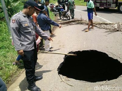 Penampakan Horor Lubang Besar Menganga di Tengah Jalan Wonosobo