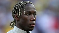 Saat ini potongan rambut Bacary Sagna tampak biasa-biasa saja, berbeda dengan dulu. Dengan kriwil kecil-kecil, ia juga membalurkan cat ke rambut yang bagian belakangnya dikepang. (Foto: Jamie Squire/Getty Images)