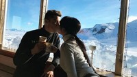 Kecupan mesra ini diberikan Giorgina pada Ronaldo saat liburan beberapa waktu lalu. Mereka berski saat itu. (Foto: Dok. Instagram)