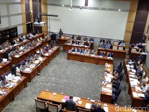 Kapolri Jelaskan Isu Penyerangan Ulama ke DPR Kapolri Jelaskan Isu Penyerangan Ulama ke DPR