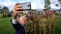 Gaya PM Australia Selfie Bareng Tentara