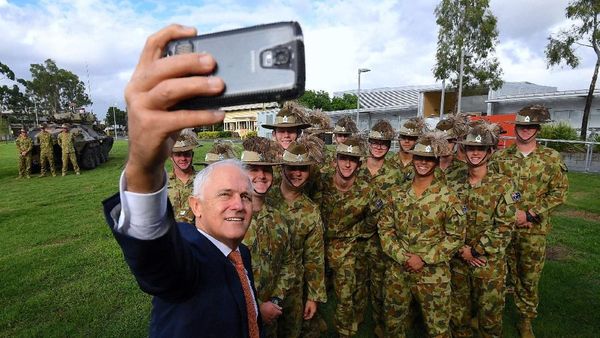 Gaya PM Australia Selfie Bareng Tentara