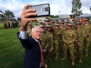 Gaya PM Australia Selfie Bareng Tentara
