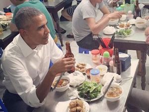 Meja Makan Tempat Obama Bersantap di Vietnam Diabadikan di Etalase