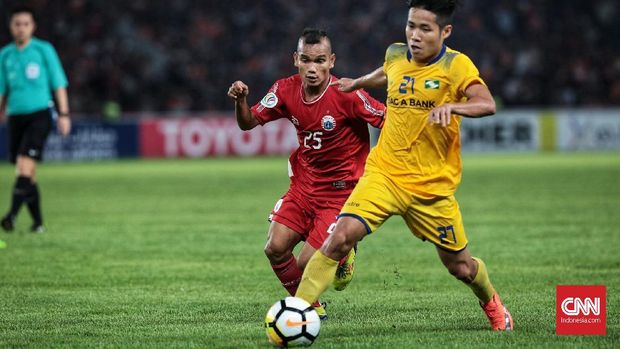 Song Lam Nghe An memberikan perlawanan kepada Persija pada awal babak kedua.
