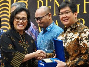 Patuh Bayar Pajak, BCA Terima Penghargaan dari Sri Mulyani