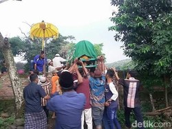 Kisah 3 Keluarga di Mojokerto yang Terisolir Pagar Lapangan Desa