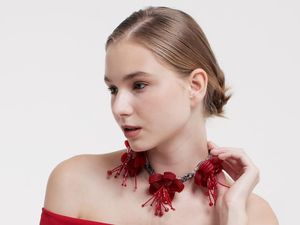 5 Kalung yang Bikin Penampilan Simpel Kamu Lebih Standout 5 Kalung yang Bikin Penampilan Simpel Kamu Lebih Standout