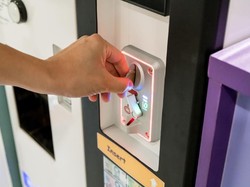 Sekolah Ini Jadi Satu-satunya yang Punya Vending Machine Pembalut