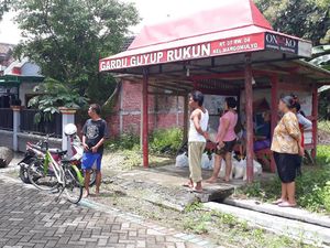 Banjir Bengawan Solo Surut, Warga Ngawi Mulai Bersihkan Rumah