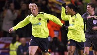 Eidur Gudjohnsen menjadi salah satu pemain Chelsea saat Jose Mourinho datang ke Stamford Bridge pada 2004. Di musim 2008/2009 dia datang ke Barcelona dan bertemu Pep Guardiola. (AFP PHOTO / PAUL ELLIS)