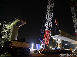 Melihat Pemasangan Lintasan LRT Jabodebek