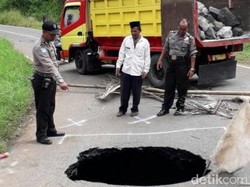 Jalur Alternatif Purworejo-Wonosobo Tiba-tiba Amblas dan Berlubang