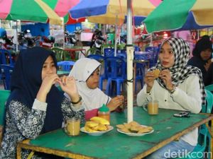 Asyiknya Menyeruput Sarabba dan Ngemil Putu Cangkiri di PTB