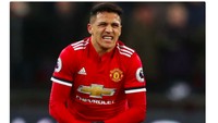 Gampang banget sih merebut bola dari Sanchez sesudah gabung MU. (Foto: istimewa)