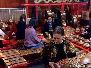 Menlu Retno Nyinden dan Main Gamelan Saat Kunjungan ke Moskow