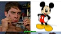 Tidak, kalian tidak salah lihat kok. Itu Fellaini, bukan Mickey Mouse. (Foto: Instagram @fussballarena_)
