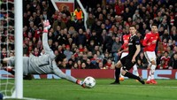 Ancaman lain untuk Sevilla diciptakan Jesse Lingard. Tapi juga bisa dihalau oleh Rico. (Foto: David Klein/ REUTERS)