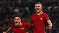 Edin Dzeko (kanan) mencetak satu-satunya gol kemenangan AS Roma atas Shakhtar Donetsk. (
