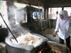 Khofifah Ingin Cabut Pergub yang Beratkan Pengusaha Kerupuk Rambak