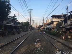 Rel Kereta Stasiun Palmerah, Arena Main Anak yang Tak Seharusnya
