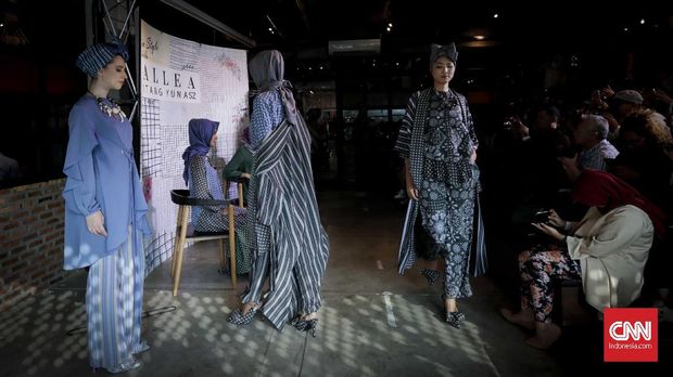 Itang Yunasz Bermain dengan Ragam Corak di Koleksi Terbaru