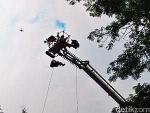 Saat Petugas Damkar Upacara di Atas Ketinggian Mobil Snorkle Saat Petugas Damkar Upacara di Atas Ketinggian Mobil Snorkle