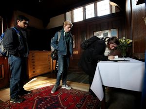 Ramai-ramai Antre untuk Ungkapkan Duka Meninggalnya Hawking Ramai-ramai Antre untuk Ungkapkan Duka Meninggalnya Hawking