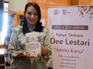 Demi Buku Baru, Dee Lestari Wawancarai Juru Kunci Gunung Lawu Demi Buku Baru, Dee Lestari Wawancarai Juru Kunci Gunung Lawu