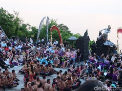 Melihat Aksi Hanoman Bebaskan Gadis Cantik di Uluwatu