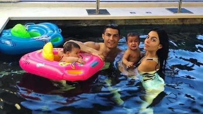 Cristiano Ronaldo dan Georgina Rodriguez saat berlibur.