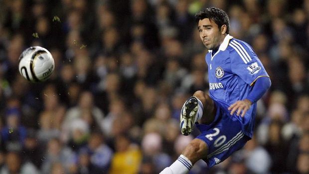 Setelah tersisih di Barcelona, Deco sempat berkostum Chelsea.