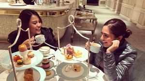 Mengintip Gaya 10 Artis Cantik yang Sedang Mencicip Teh dan Kue Manis