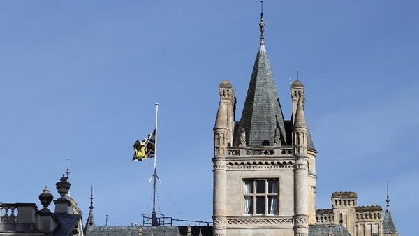 Bendera Setengah Tiang untuk Mendiang Stephen Hawking