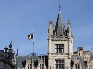 Bendera Setengah Tiang untuk Mendiang Stephen Hawking Bendera Setengah Tiang untuk Mendiang Stephen Hawking