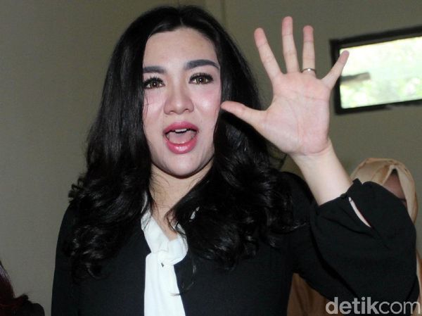 Gaya Vicky Shu di Sidang First Travel, Ungkap Cerita di Balik Promo