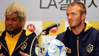 Jangan fokus ke David Beckham, melainkan lirik Abel Xavier di sebelahnya. Ia dikenal hampir tak pernah punya gaya rambut ala kadarnya, termasuk yang spesial satu ini. (Photo by Chung Sung-Jun/Getty Images)