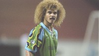 Buat Carlos Valderrama, ini merupakan gaya rambutnya yang biasa. Tapi buat orang kebanyakan, secara khusus pasa masanya, rambut Valderrama itu sungguh terlihat luar biasa. (Foto: Andy Lyons /Allsport)