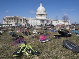 Ribuan Sepatu Berjajar di Depan Gedung Parlemen AS, Apa Maksudnya?