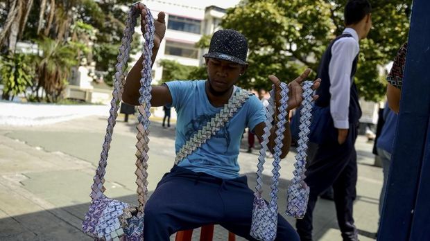 Saking tak berharganya bolivar, uangnya pun dilipat dijadikan barang kerajinan tangan.