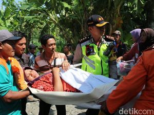 Dramatis! Ibu yang Akan Lahiran di Tengah Banjir Ini Diangkut Perahu