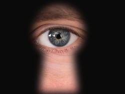 Sering Main Game Online Dalam Gelap, Mata Wanita Ini Terancam Buta