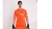 Hal itu membuat Chelsea disarankan memberi seragam model baru untuk Courtois agar jangan sampai dikolongi Messi lagi. Seperti ini, misalnya. (Foto: Internet/Twitter)